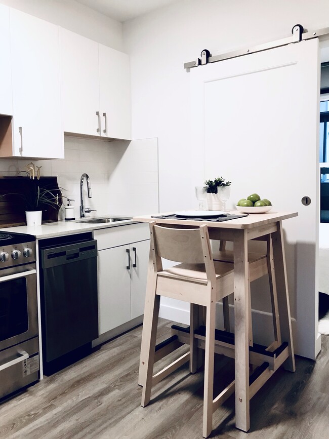 Building Photo - Bright, Cozy Junior One Bedroom in Grandview Woodlands