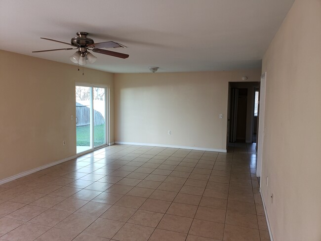 Living Room / Dinning Area - 9520 Misty Meadows