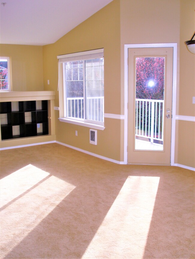 Living Room with Door to Deck - 5400 Harbour Pointe Blvd