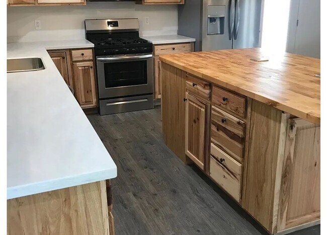 Building Photo - 4-bedroom, 2.5-bathroom HOME FOR RENT!