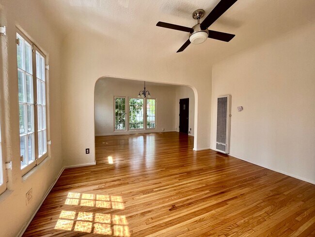 Foto del edificio - Spanish charm Large and bright hardwood fl...