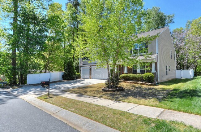 Building Photo - Beautiful 5br/4bth Home with Fenced Yard i...
