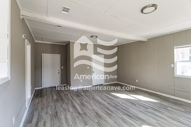 Building Photo - 500 Vienna Cir