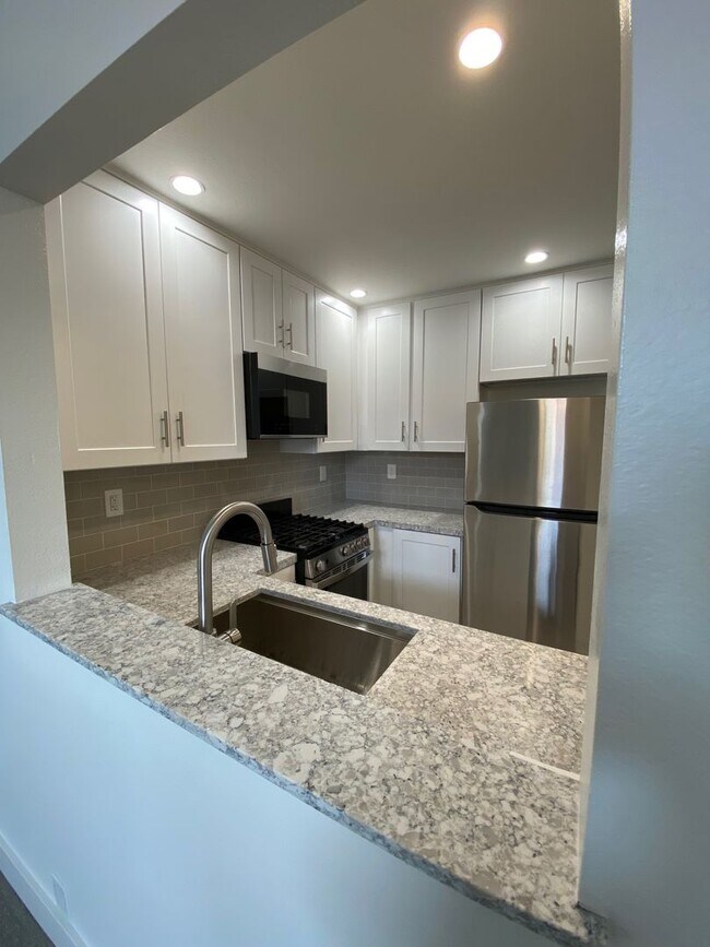 Foto del edificio - NOW AVAILABLE - 2 BEDROOM CONDO IN RSM!
