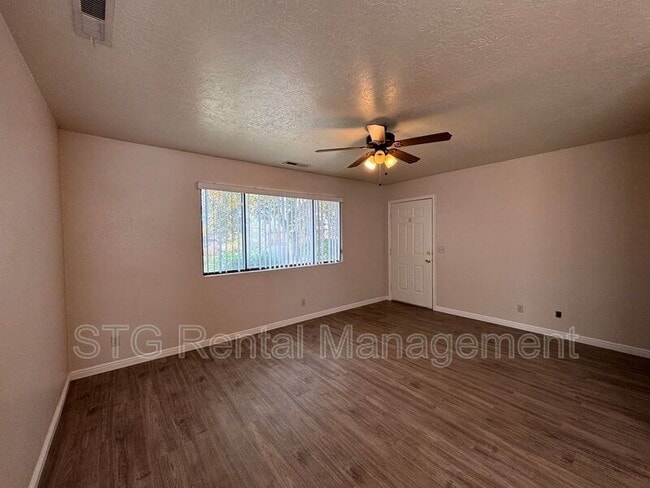 Foto del edificio - 325 N Main St