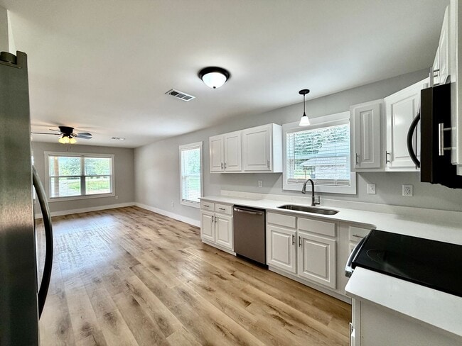 Building Photo - 3 Bedroom 2 Bath House