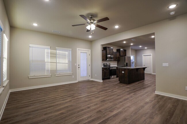 Building Photo - 4 bedroom 3.5 bath home!