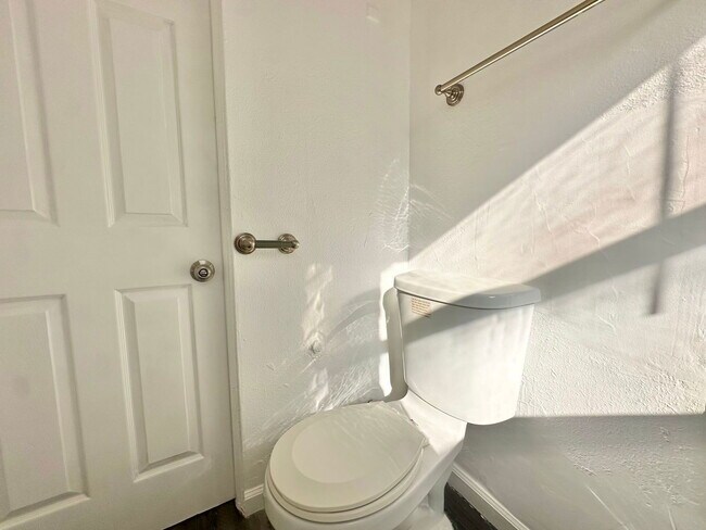 Building Photo - 849 S Kenmore Ave