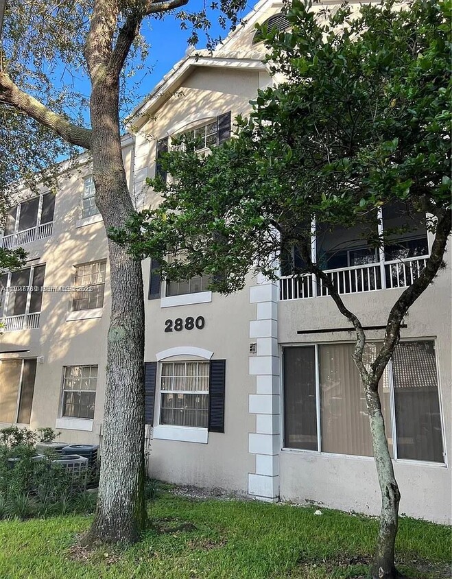 Foto principal - 2880 N Oakland Forest Dr