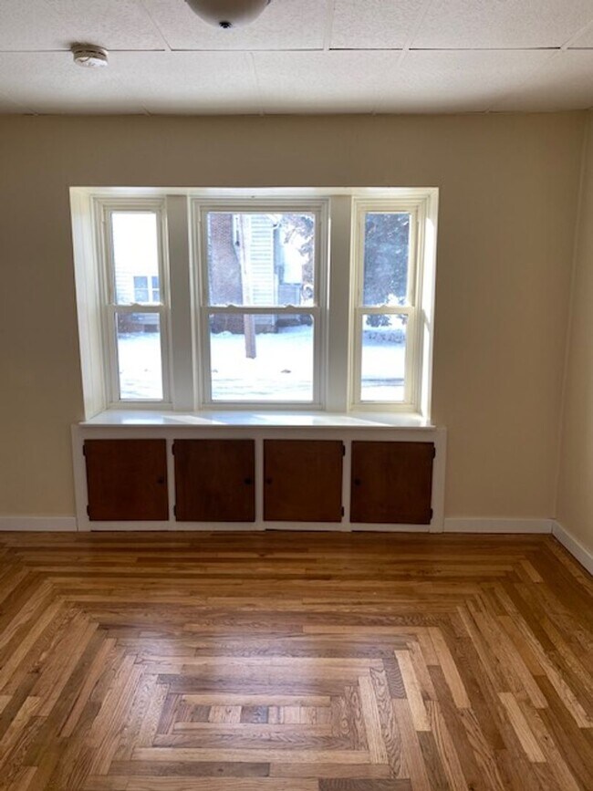 Foto del edificio - Spacious and beautifully remodeled 5 bed 2 bathroom home