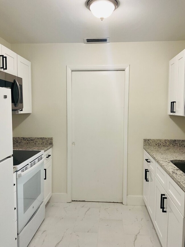 2243-2247 South St Tri-Plex - 2243-2247 South St Tri-Plex Apartment