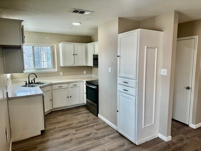 Building Photo - 1516 Kelly Ln
