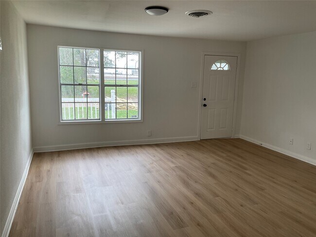 Foto del edificio - 326 E 1st St