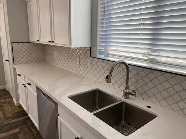 Foto del edificio - Beautifully Updated 5 Bedroom Home!