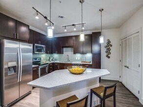 Building Photo - 10851 Meadowglen Ln