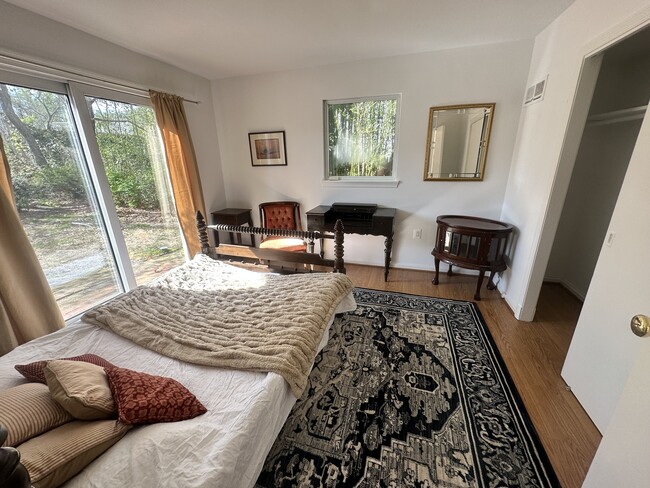 Foto del edificio - 9308 Cedar Ln