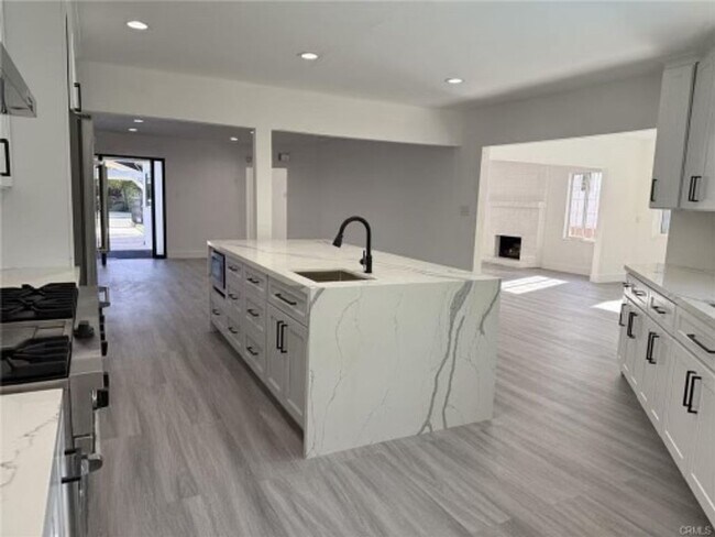 Building Photo - Beautiful 4 Bedroom Pool Home for Rent in Tarzana