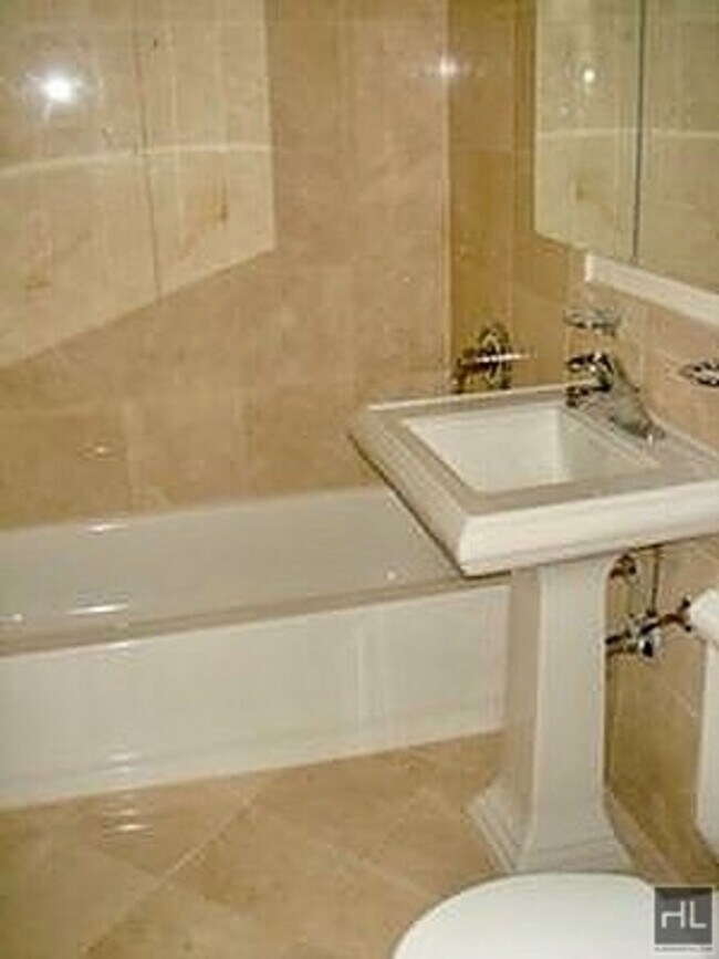 Foto del edificio - E 83RD ST.