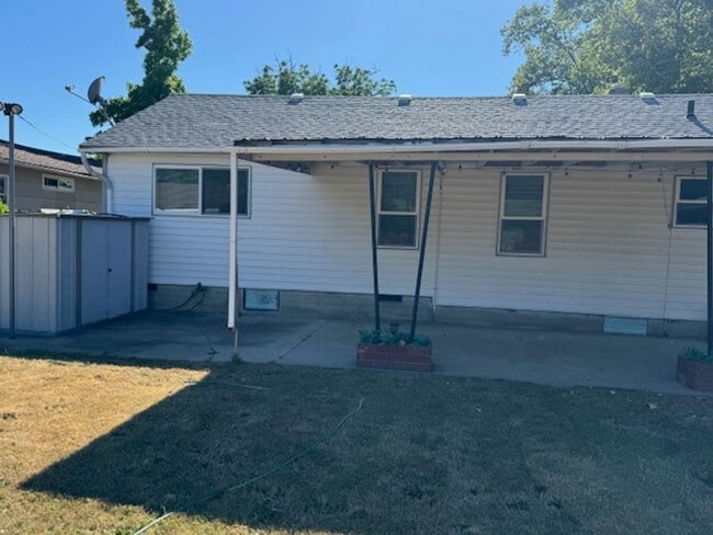 Foto del edificio - SINGLE LEVEL HOME WITH SPACIOUS FENCED IN YARD