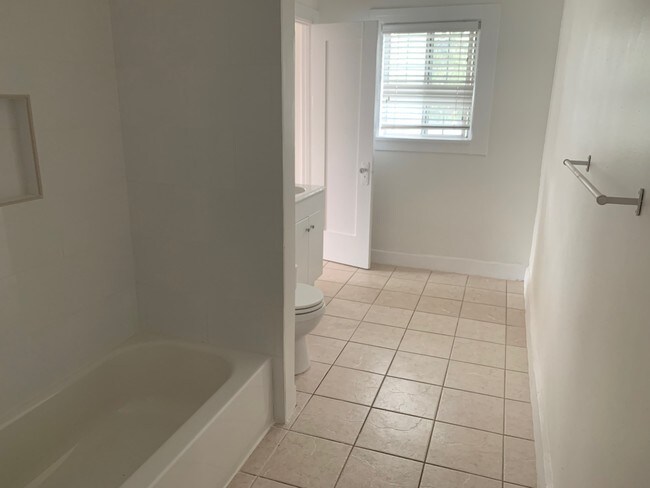 Building Photo - 1243 Poinsettia Dr
