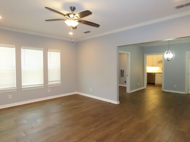 Building Photo - Beautifully Updated 2 Bedroom, 1 Bathroom ...