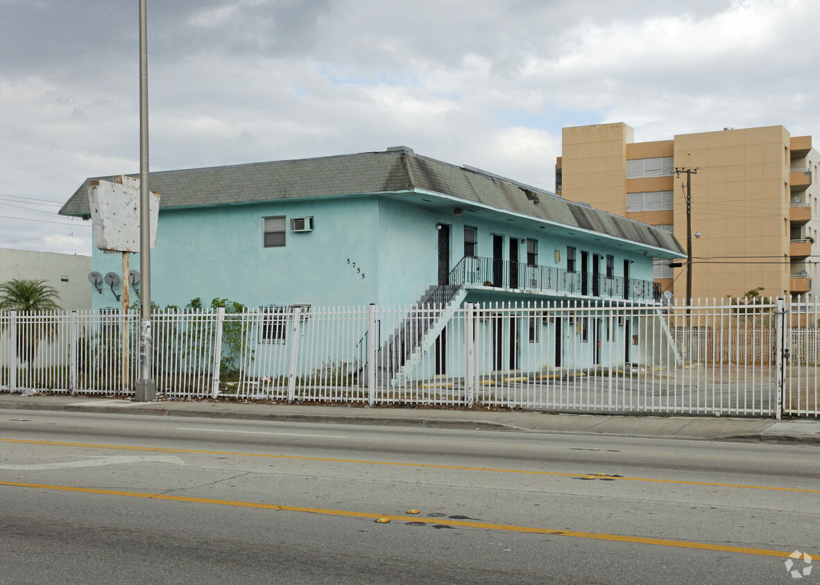 Foto principal - 5755 NW 7th Ave