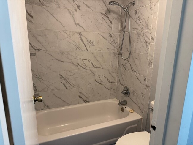 LEASE NOW AND ENJOY 50% OFF 2ND MONTH! Location, location, location! 876 SF Unit- 1 bd/ 1 ba near... - LEASE NOW AND ENJOY 50% OFF 2ND MONTH! Location, location, location! 876 SF Unit- 1 bd/ 1 ba near... Apartment