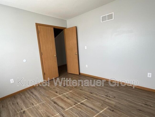 Building Photo - 59 Meadowview Dr