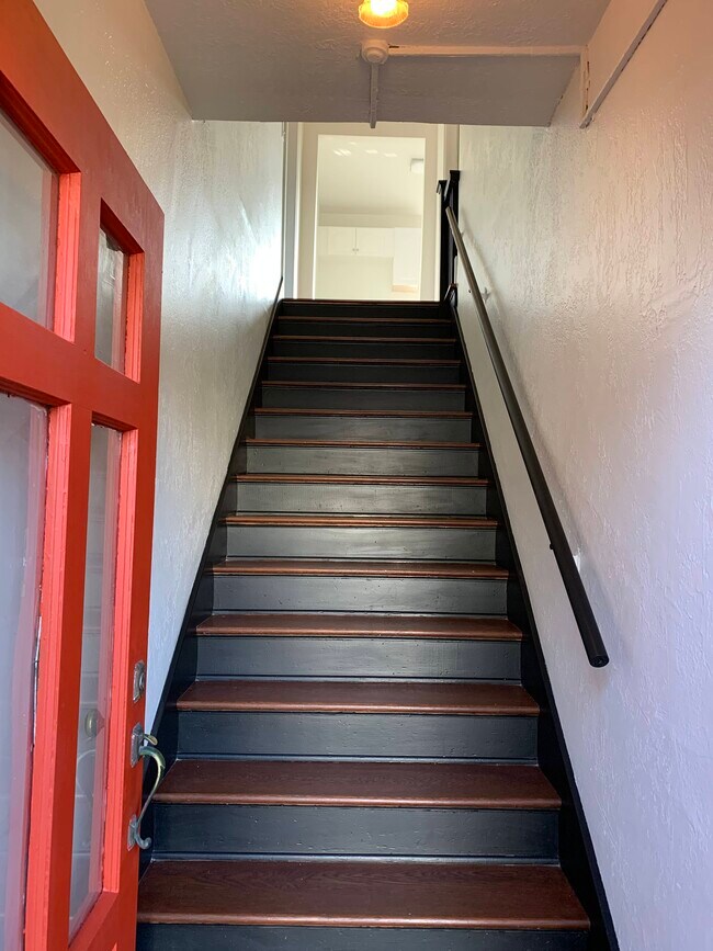 Escalera de entrada - 4600 Melbourne Ave