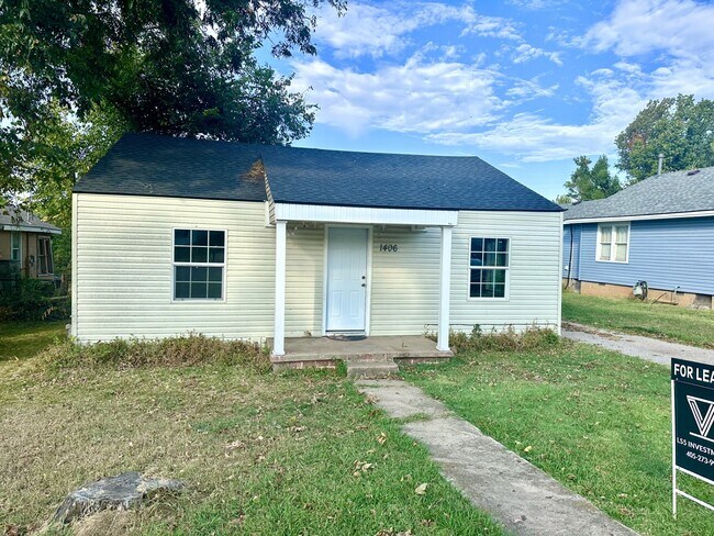 Building Photo - 1406 N Market Ave