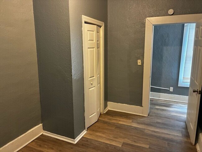 Foto del edificio - 1653 W 35th St