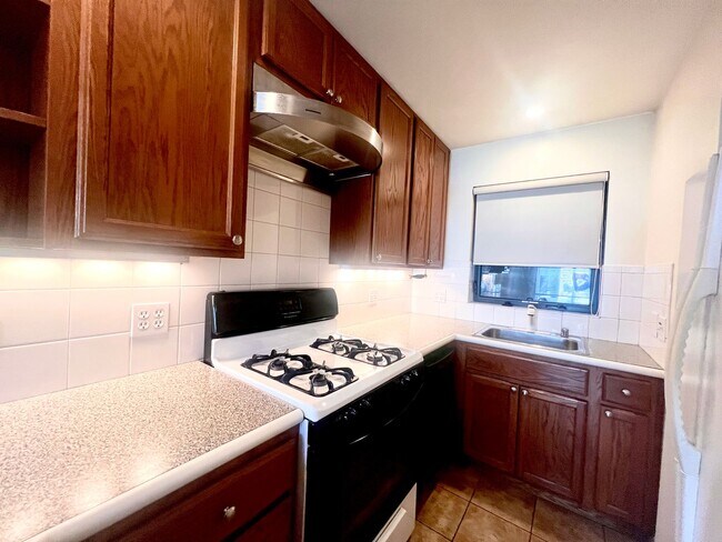 Building Photo - Great Mission Location!! Fresh 1 bedroom/1...