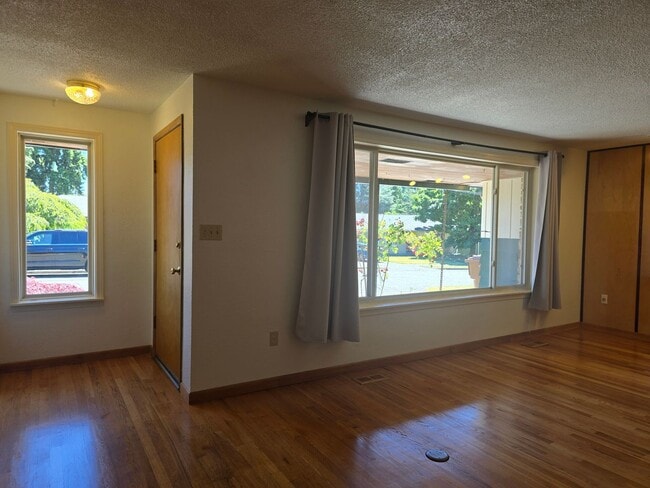 Building Photo - Spacious North Tacoma Rambler