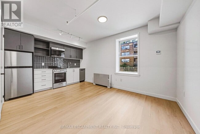 Building Photo - 325 James St S