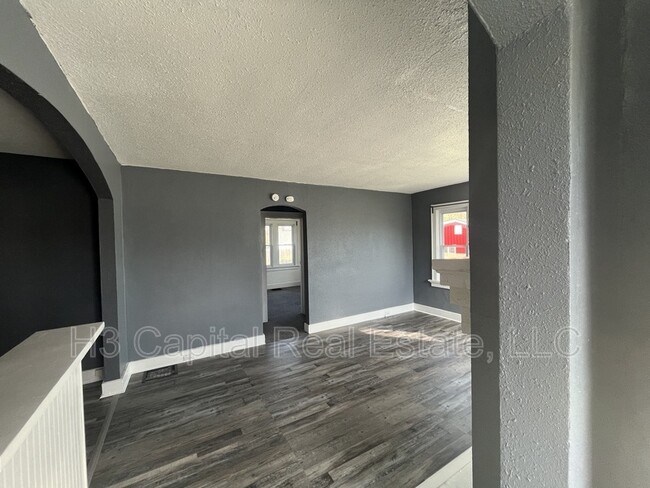 Building Photo - 76 W Airline Dr