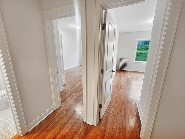 Foto del edificio - Large 2-bed/2-bath Apartment With Updated Kitchen and Large Living Room