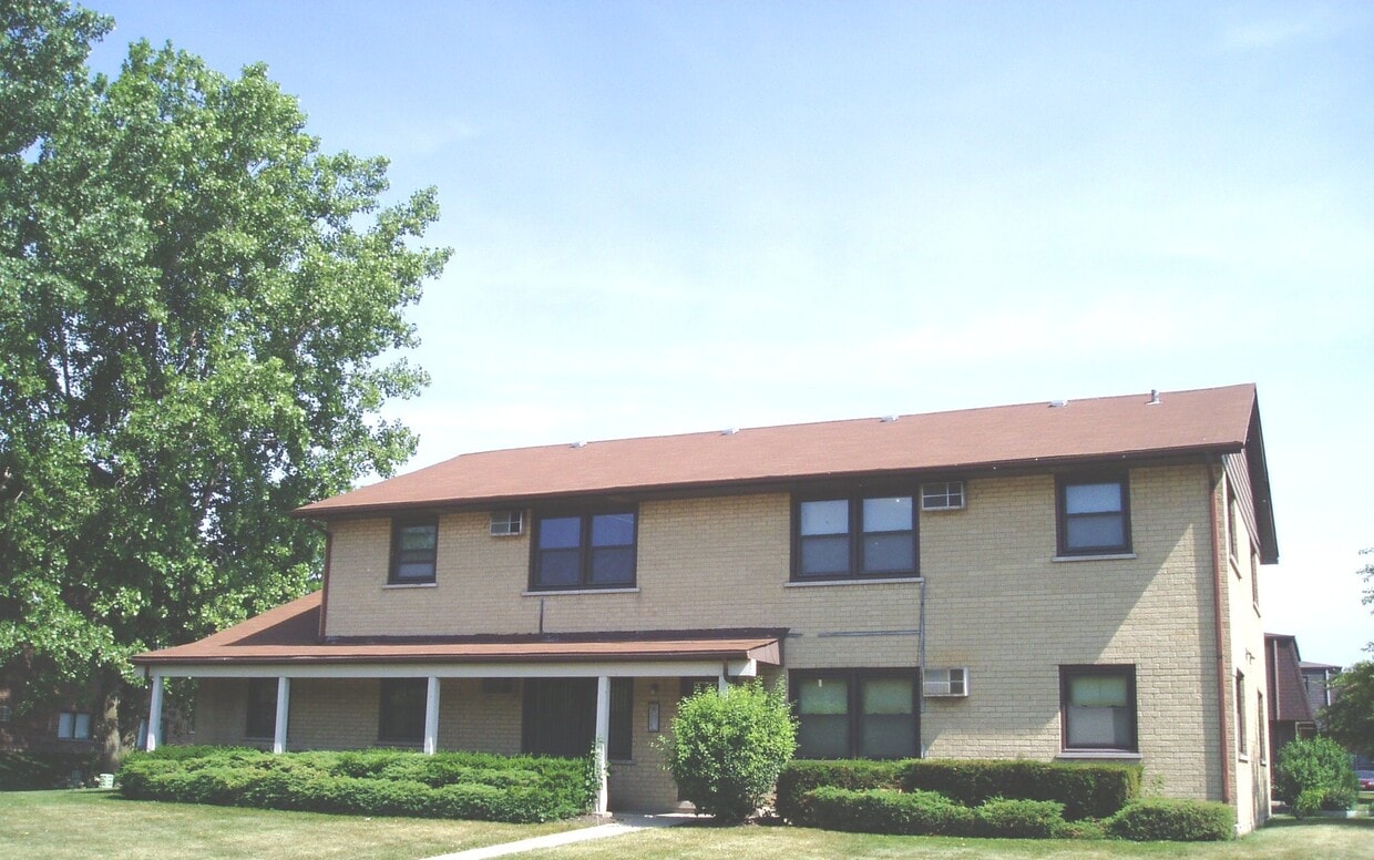 15 S Whispering Hills Dr Unit C, Naperville, IL 60540 Apartments in
