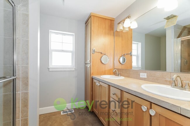 Building Photo - Modern 3 Bedroom with Office Space, Balcon...