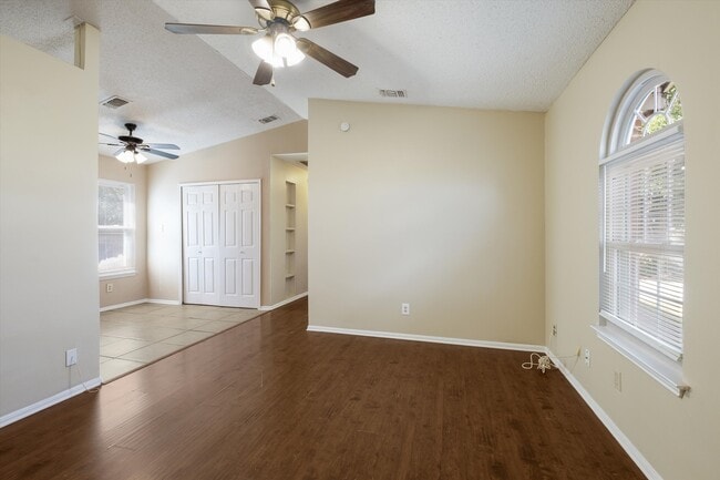 Foto del edificio - 638 Hood St