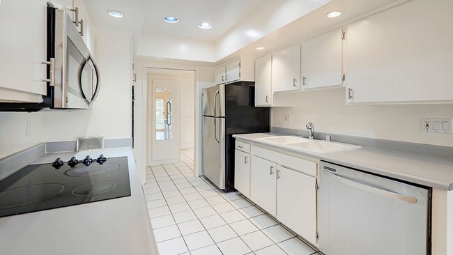 Building Photo - Luxury Penthouse Newly Renovated 1 Bed + D...