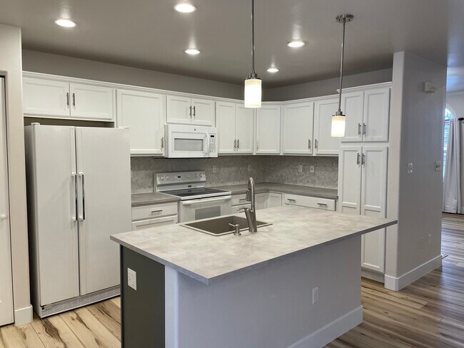Building Photo - 5402 Sunset Dr