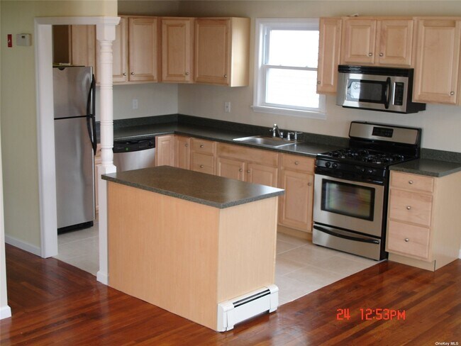 Foto del edificio - 129 Maple Blvd