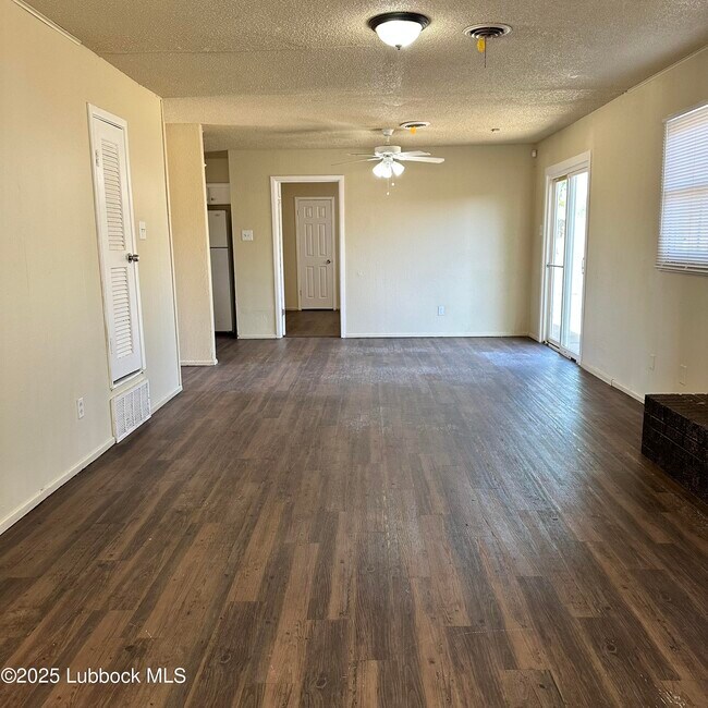 Foto del edificio - 1511 E Amherst St