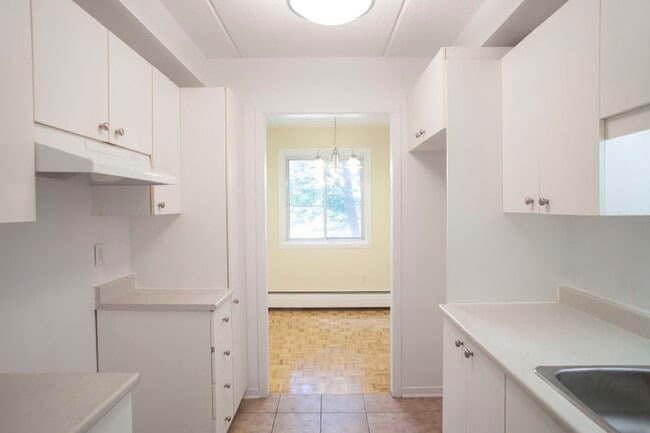 Building Photo - 705 Boulevard Churchill