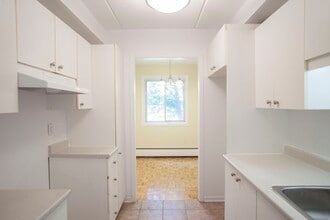 Building Photo - 1525 Av. Victoria