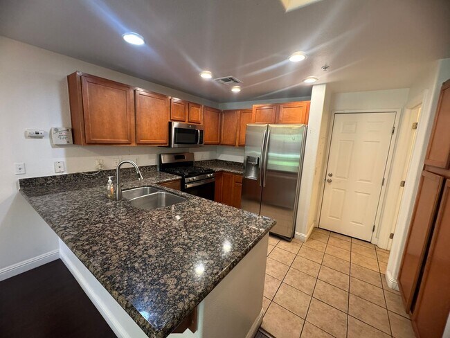 Foto del edificio - Spacious 2 Story Condo In Westlake Villas