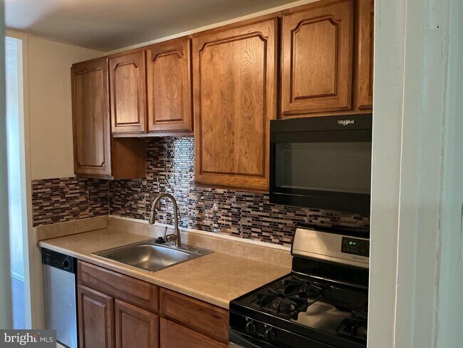 Foto del edificio - 7246 Donnell Pl