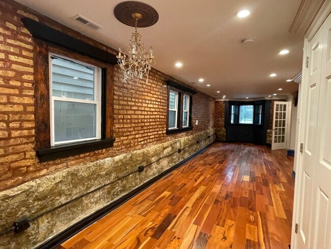 Building Photo - 2437 N Francisco Ave