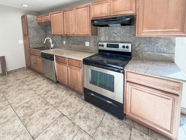 Foto del edificio - 6301 W Earll Dr