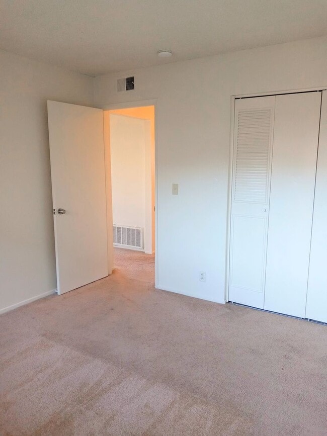 Foto del edificio - Ground Floor 2bd Condo With On-site Laundr...